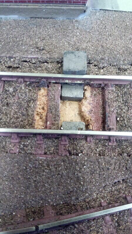 Magnetic uncouplers-in position 02